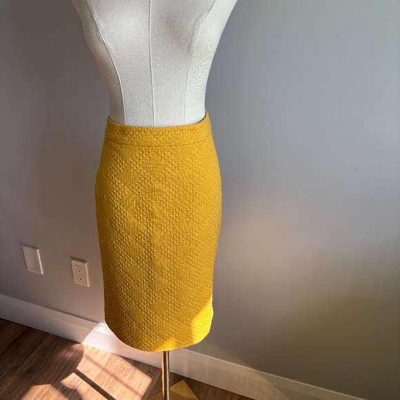 Banana Republic Yellow Pencil Skirt, SZ 8 - Picture 1 of 8